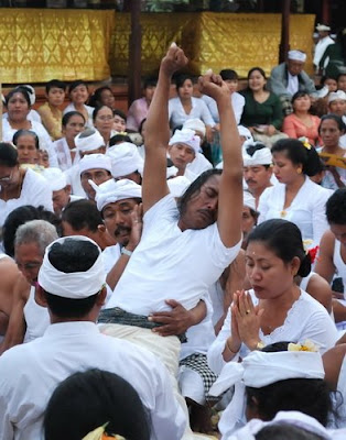 MADE WIJAYA BLOG PENGEROBONGAN TEMPLE FESTIVAL