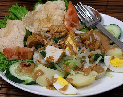 Gado-gado merupakan salad dengan bahan utama sayuran dan dilengkapi dengan nasi atau lontong