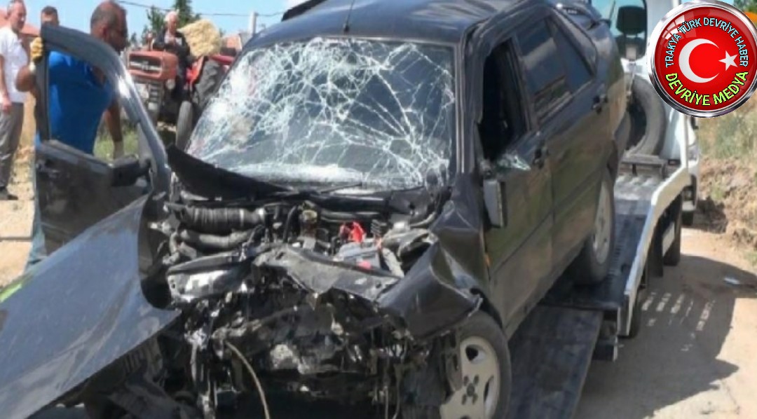 Uzunköprü Mesçit Mahallesinde otomobiller kafa kafaya çarpıştı: 10 yaralı