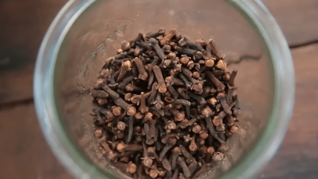Cengkih kering yang harum dan berwarna cokelat tua.