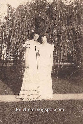 Beverly Slade and Jackie Shearidan Portsmouth, Virginia 1940s https://jollettetc.blogspot.com