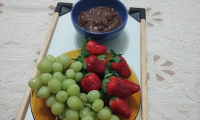 Fondue de chocolate com frutas (morangos e uvas verdes)