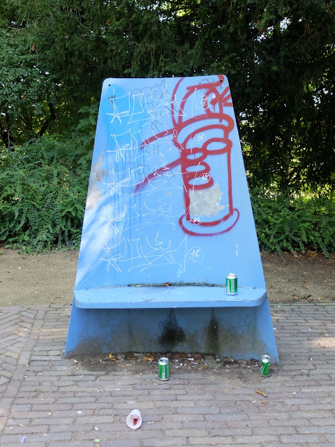 Creatief met parkmeubilair. Rijsterborgherpark, Deventer, sept 2017. Foto: Robert van der Kroft