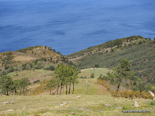 Labetxu, al fondo, entre las dos lomas - El Guisante Verde Project