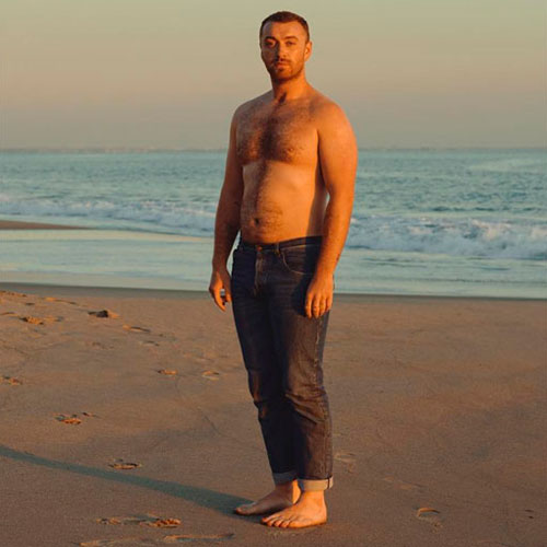 Sam Smith sem camisa