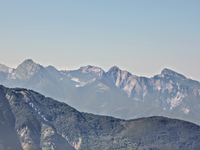 Da destra: Sagro, Pizzo d'Uccello, Grondilice, Cavallo, Pisanino