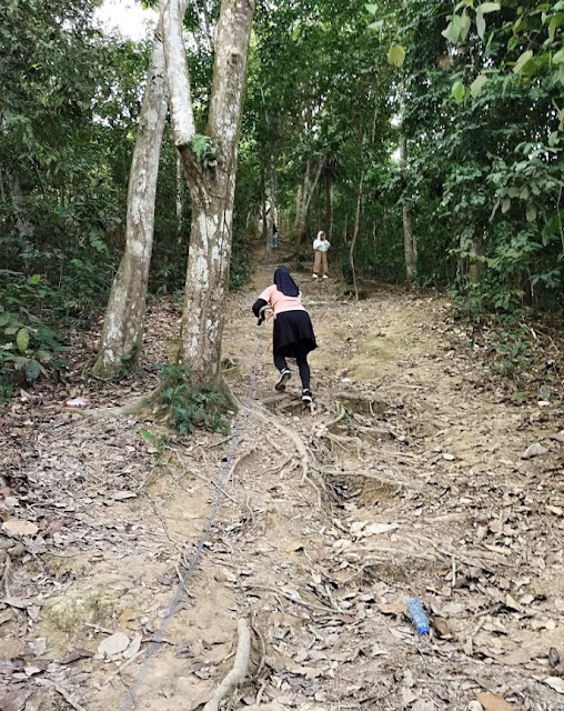 Jalur menanjak ke Wisata Puncak Bukit Biru, Tenggarong