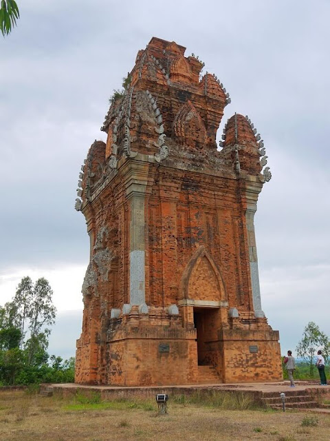 Tháp Cánh Tiên ở trung tâm thành Đồ Bàn, cố đô xưa của vương quốc Chămpa (nay là thị xã An Nhơn, tỉnh Bình Định). Trong sách Đại Nam nhất thống chí có chép: “An Nam cổ tháp ở thôn Nam An, huyện Tường Vân, trong thành Đồ Bàn, tục gọi là tháp Cánh Tiên. Từ vai tháp trở lên, bốn phía đều giống như cánh tiên bay lên nên gọi tên ấy”.