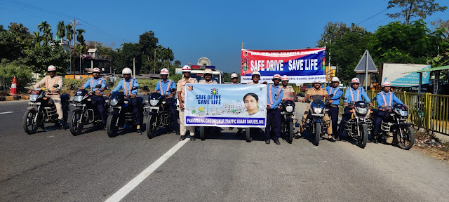 घोषपुखुर ट्राफिक की और से सुरक्षित चलाओं जीवन बचाओं के तहत बाईक रैली का आयोजन।