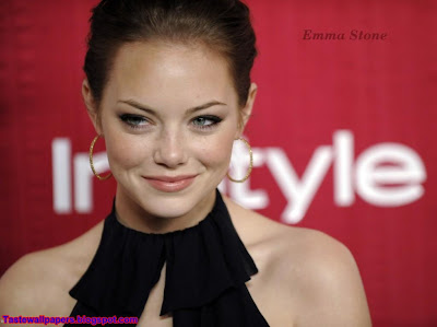 Emma Stone Sweet Girl Wallpaper