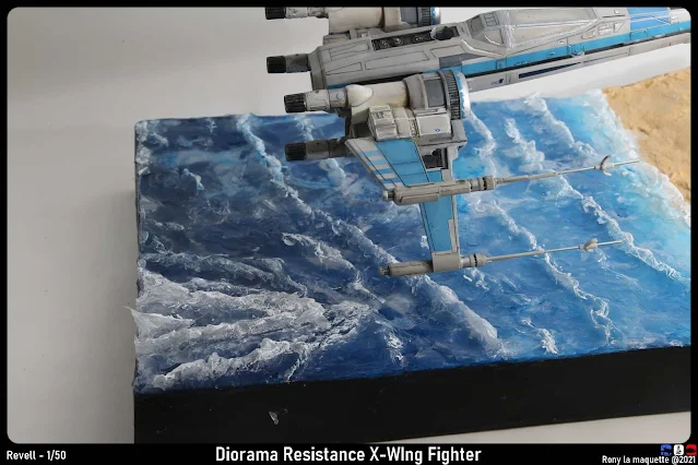 Réalisation des vagues du diorama avec un X-Wing.