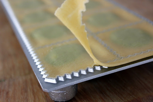 Ravioli mit Erbsen-Kerbel-Füllung und Schinkenmilch-Schaum {das besondere Rezept!} Dazu gibt es viele Bilder von meinem neuen Ravioli-Brett und den Gestellen zum Trocknen von Ravioli und anderer Pasta | Arthurs Tochter kocht. Der Blog für Food, Wine, Travel & Love von Astrid Paul