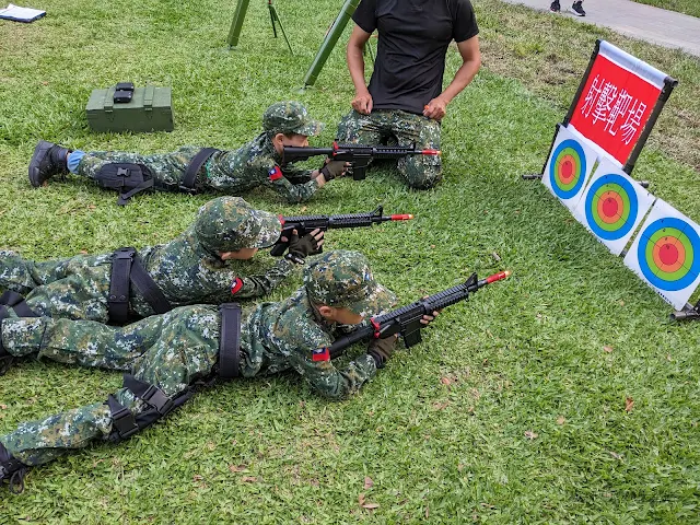 小小陸軍 | 小兵日記兒童軍事體驗營，大頭兵組槍、射靶、匍匐前進超精實；迫擊炮、丟手榴彈好刺激，軍服帥度100!!