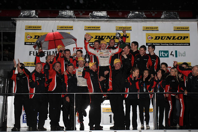 Gordon Shedden and Honda BTCC Team celebrating