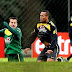 Luis Fabiano faz treino físico no campo junto dos companheiros