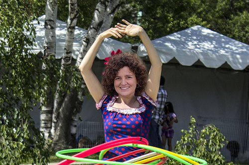 Teresa Llorens del PSC de Vilanova i la Geltrú ballant al circ