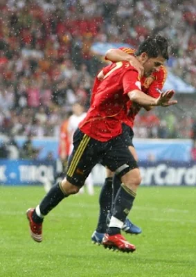David Villa celebrates after scoring against Russia