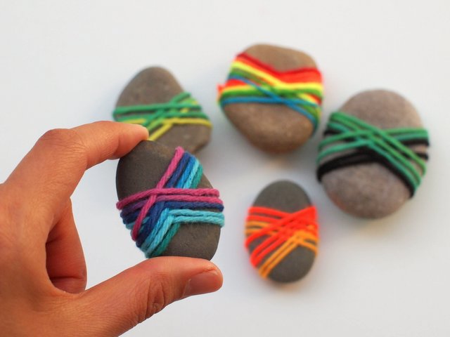 lovely yarn wrapped rocks to make with kids