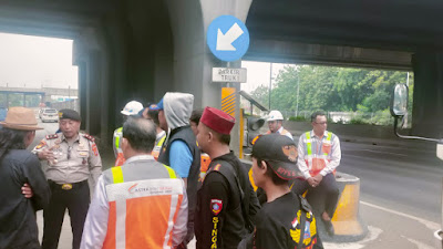 Personel Ditpamobvit Polda Banten Lakukan Patroli di Sepanjang Jalan Tol Tangerang-Merak