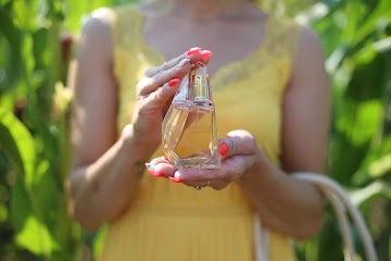 Stylizacja inspirowana zapachem Perceive Sunshine Avon | Maxi yellow dress inspired by the scent of Avon - Czytaj więcej »