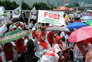 aksi guru honorer di depang edung DPR