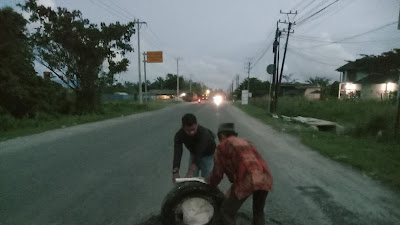 Sering Timbulkan Korban,Wartawan Ini Pasang Rambu Darurat  Kondisi Jalan Nasional Di peureulak Barat 