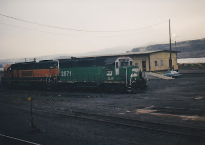 Burlington Northern GP39M #2871 in Wishram, Washington on December 22, 2002