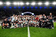 Los jugadores de la Selección Argentina celebran el triunfo en la Finalissima 2022- SELECCIÓN DE ARGENTINA 3 SELECCIÓN DE ITALIA 0 Miércoles 01/06/2022, 20:45 horas. Copa de Campeones Conmebol-UEFA 2022, Finalissima. Londres, Inglaterra, Reino Unido, estadio de Wembley: 87.112 espectadores. GOLES: 1-0: 28’, Lautaro Martínez. 2-0: 45+1’, Ángel Di María. 3-0: 90+4’, Paulo Dybala.