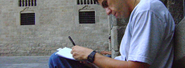 Álex escribiendo en la Plaza del Rey, Barcelona, agosto 2009