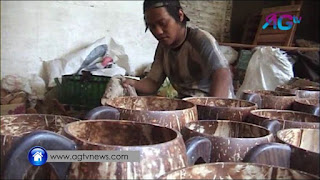 Berbekal ketelatenan dan daya kreasi pembuatnya, para pengrajin asal Kediri berhasil merubah limbah-limbah tempurung kelapa dan kayu menjadi hasil seni yang eksotik dan memiliki Nilai Jual Tinggi