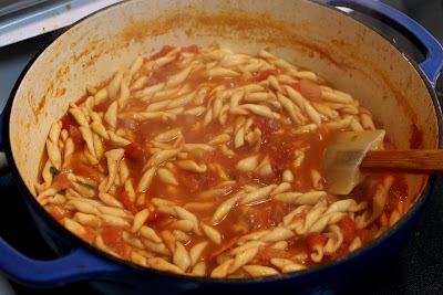 Cooking pasta in fresh tomato sauce