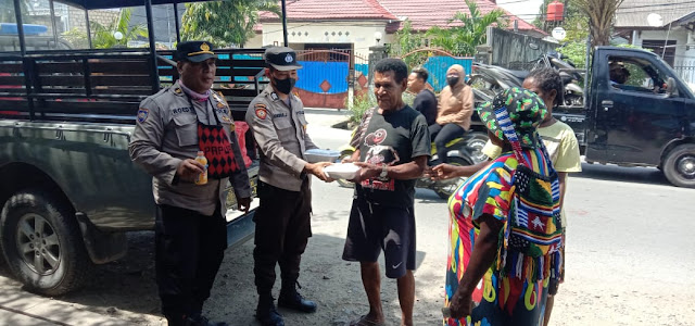 Polsek Abepura Bagi Makanan Siap Saji ke Pedagang