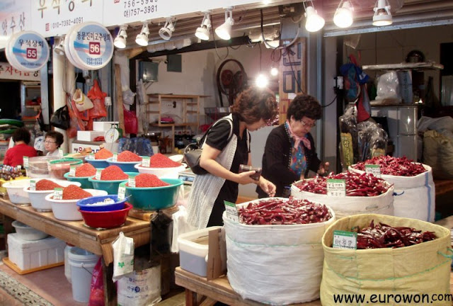 Venta de productos picantes en un mercado tradicional surcoreano