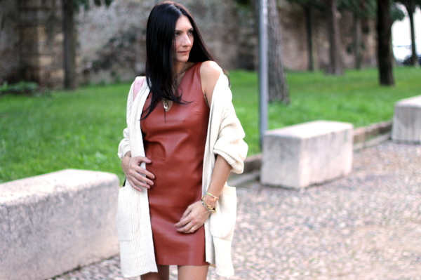 trend vestito in pelle, trend autunno inverno, trend pelle 2020, abito in pelle, paola buonacara, themorasmoothie, fashionblogger, influenceritalia, influenceritalia, outfit con abito in pelle, look, look con abito in pelle, vestito cuoio,