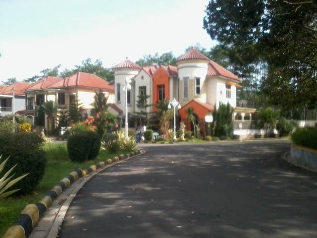 Suasana teduh di perumahan Raffles.jpg