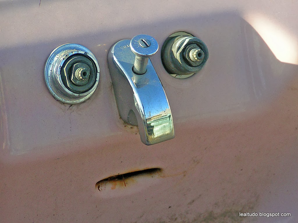 Bathtub Scared Face - Cara Assustada da Pia de Banho - Pareidolia-001