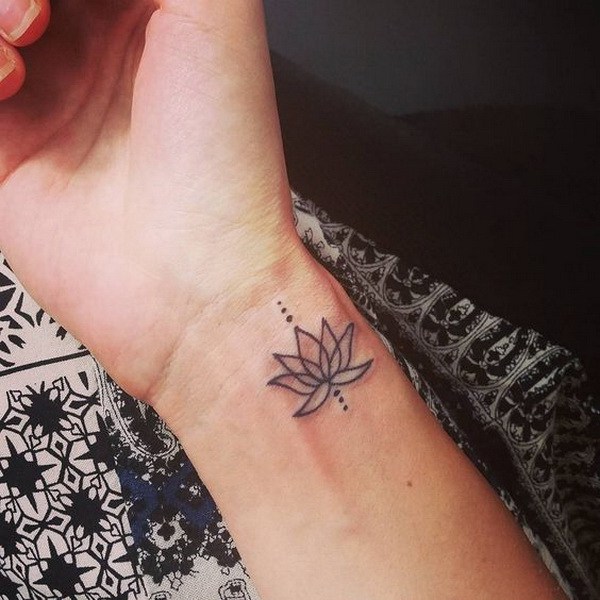 Pequena Tatuagem de Lótus no Braço para Mulheres