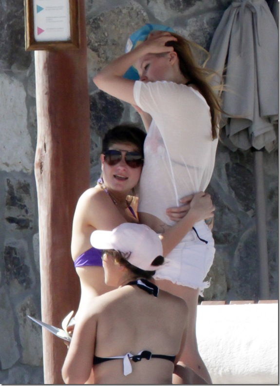avril-lavigne-breast-grab-4