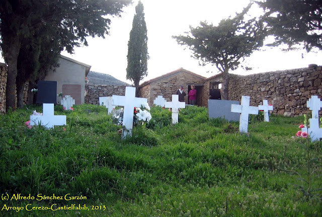 arroyo-cerezo-cementerio-tumbas-cruz