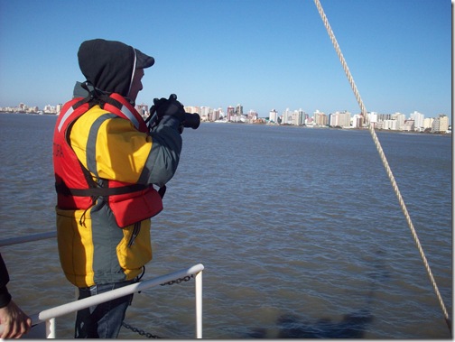 El fotógrafo haciendo su trabajo desde el mar