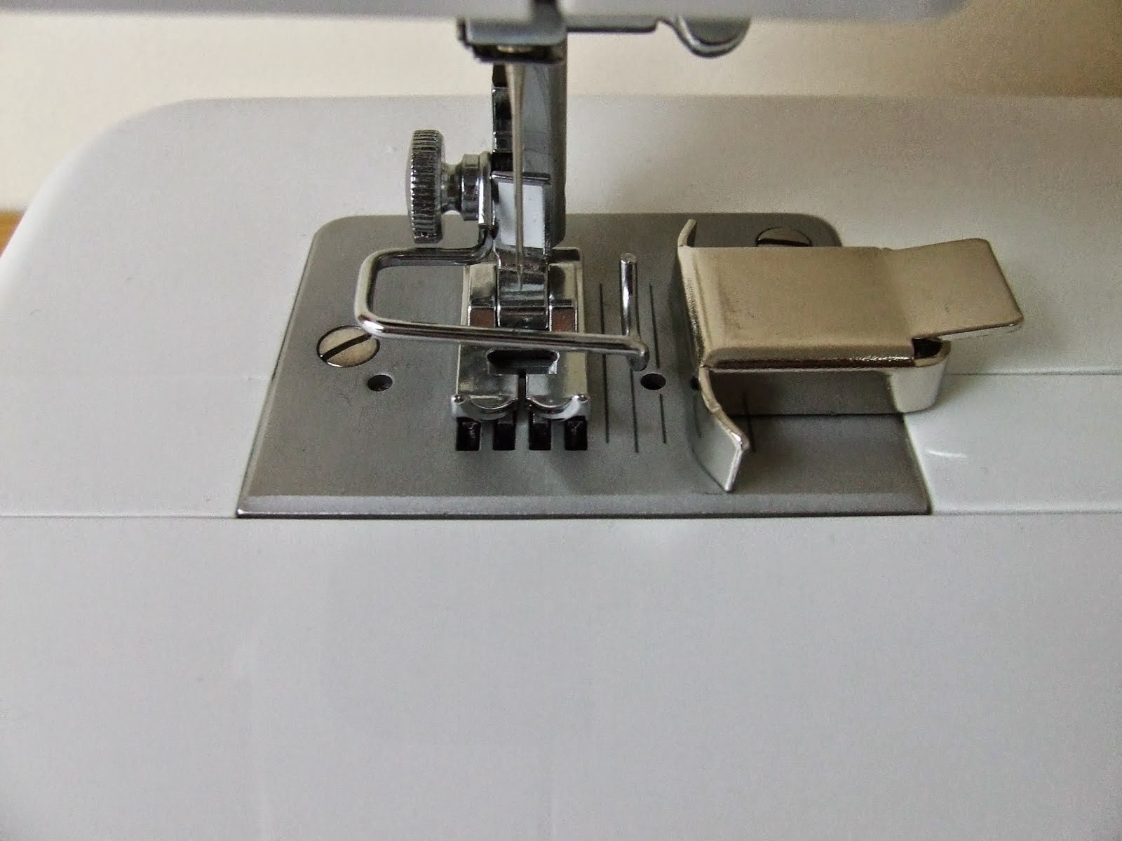 Guía magnética para coser en la máquina de coser.