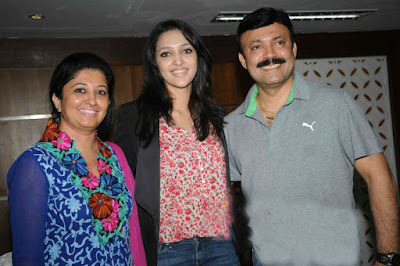 Neha Shetty with father and mother