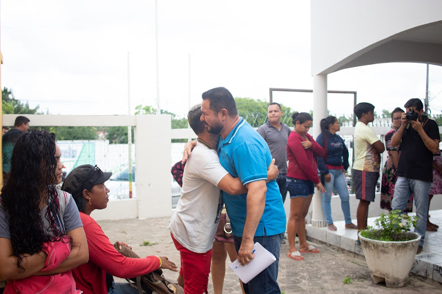 Prefeito Márcio Santiago recebeu o carinho da população de Santana do Maranhão ao receber o prédio da prefeitura.