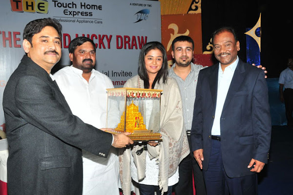 ‘Priyamani’ At Gold Hungama Draw For Deccan Chronicle big boobs show