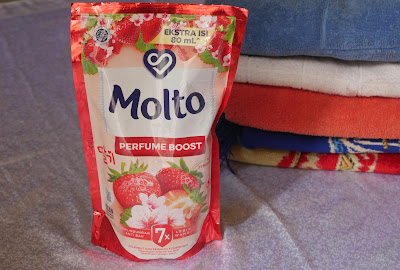 Molto Korean Strawberry Pelembut Pakaian dan Pengharum Pakaian