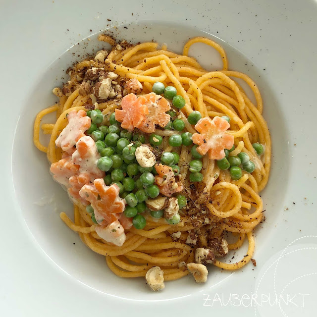 Rüeblipasta mit blumiger Überraschungssauce, regional, saisonal, Karotten-Erbsen-Frischkäsesauce, FoodblogsSchweiz, FoodblogchallengeMärz,