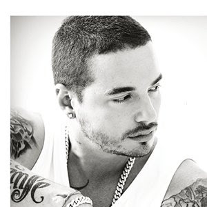 Photographie en noir et blanc de J Balvin avec un débardeur