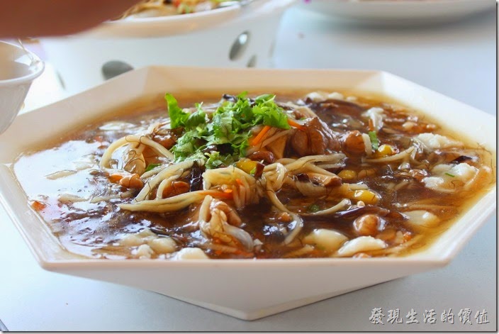 南投日月潭-映涵飯店景觀餐廳。雪蛤魚翅海鮮羹。這道菜式辦桌菜，裏頭有魚翅、蟹腳、金針菇、髮菜、香菇、栗子、雪蛤、筍絲...等。