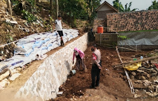 *Kabid Humas Polda Jabar : Bhabinkamtibmas Desa Ciluluk Sambangi Pekerja Pembangunan TPT ( Tebing Penahan Tanah ) di Kampung  Pangadungan Desa Ciluluk*