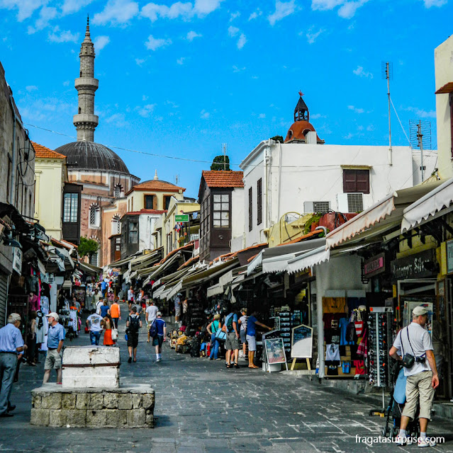 Rua Socratous, antigo bazar turco na Cidade de Rodes, Grécia